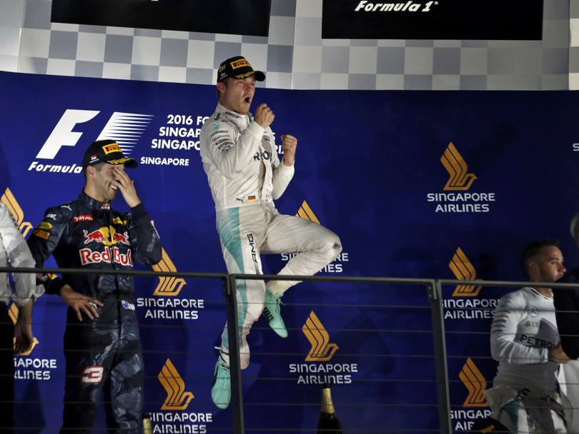 Rosberg sul podio con Ricciardo (a sin) e Hamilton. Reuters